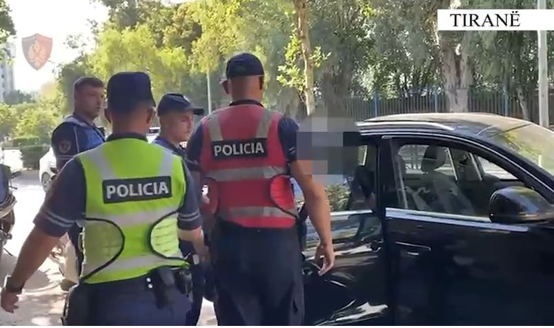 U ndalua për përdorim celulari gjatë drejtimit të mjetit/ Tiranë, arrestohet 37 vjeçari. Rezultonte në kërkim nga Spanja për mashtrim
