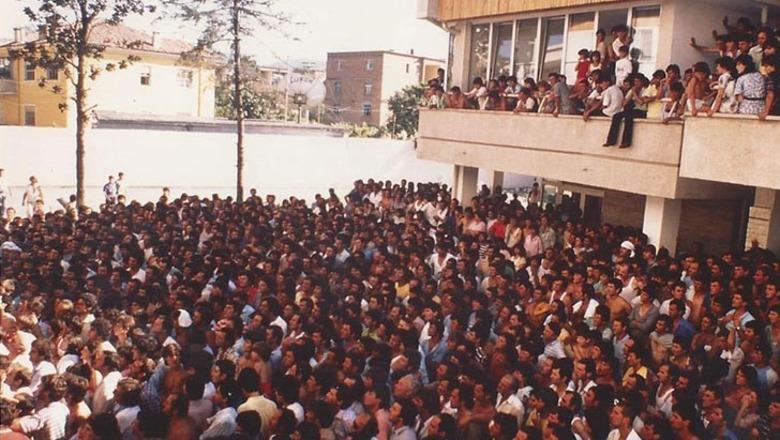 Përkujtohet 2 korriku i 1990, hapja e ambasadave dhe pika e kthesës në rënien e regjimit totalitar