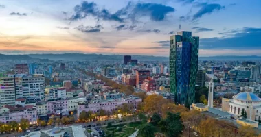 “Travel and Tour World” : Tirana, destinacioni i jashtëzakonshëm me kulturë autentike, bukuri piktoreske dhe kuzhinë të shijshme