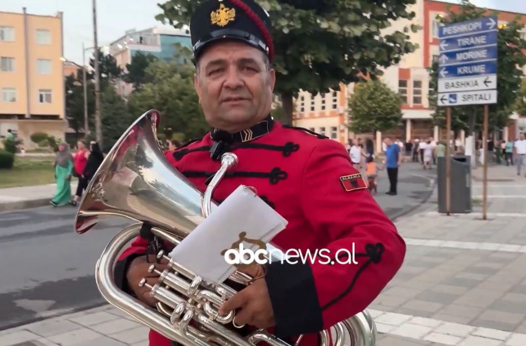 Tinguj nën uniformë/ Kukësi, një mbrëmje ndryshe me bandën frymore të Forcave të Armatosura