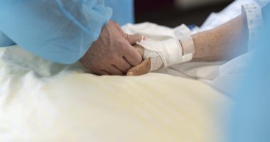 STUDIMI/ Gratë u prekën më shumë se burrat nga pandemia e Covid-19