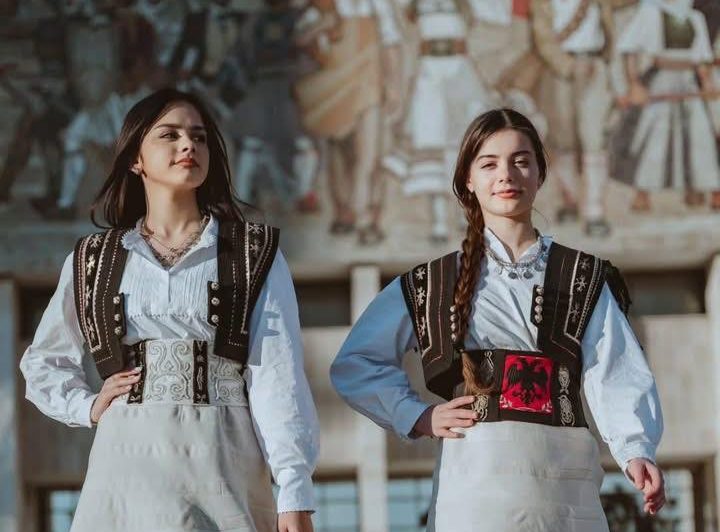 Pasuritë e etnografisë së krahinave shqiptare/ Rama: Të skalitura në kostumografinë tonë dhe të dokumentuar në fondin e Agjencisë së Turizmit