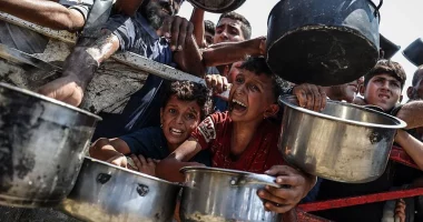 Bandat vjedhin ndihmat në Gaza, shumë pak shpërndahen tek palestinezët