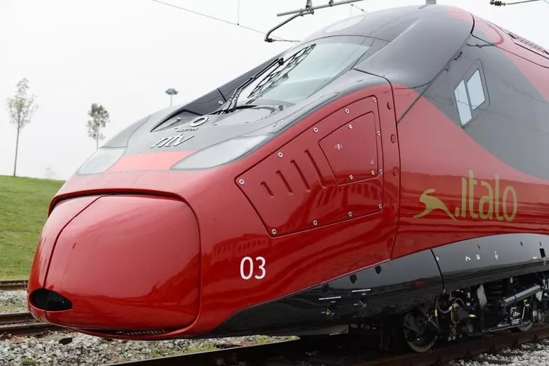 Stuhi dhe rrebeshe shiu/ Treni goditet nga rrufeja, vonesa në linjën Milano-Bologna