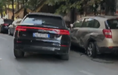 Policia i vihet në shpinë “Audi Q8” në Tiranë, arrestohet shoferi që lëvizte i armatosur