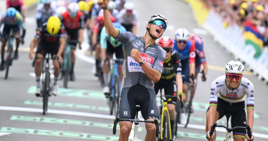 Spektakël në “Tour de France”/ Tadej Pogaçar humbet për një sekondë fanelën e verdhë