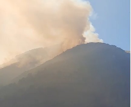 Përhapet zjarri në Dukat/ Dhjetëra hektarë të djegur, flakët vijojnë prej tre ditësh