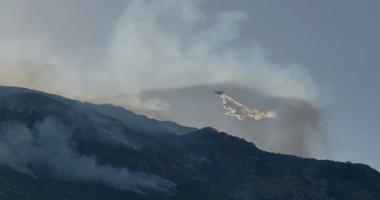 VIDEO/ Nga toka e ajri, rinis puna për shuarjen flakëve në Dukat