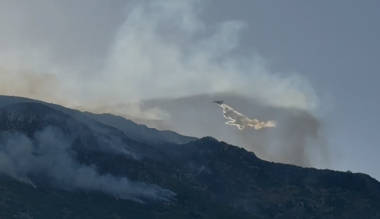 VIDEO/ Nga toka e ajri, rinis puna për shuarjen flakëve në Dukat