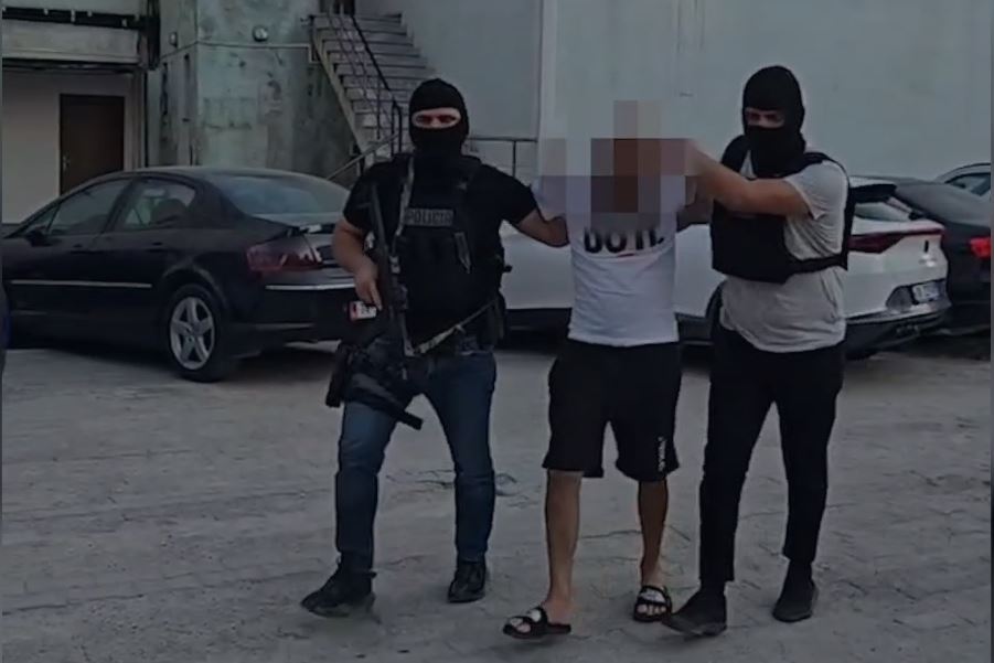 Në kërkim për trafik droge/ Pranga 36-vjeçarit në Durrës, pritet ekstradimi drejt Italisë