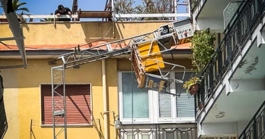 Rrëzohen nga skela e pallatit, tre punëtorë humbin jetën në Itali