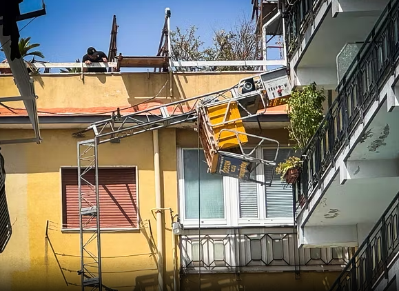 Rrëzohen nga skela e pallatit, tre punëtorë humbin jetën në Itali