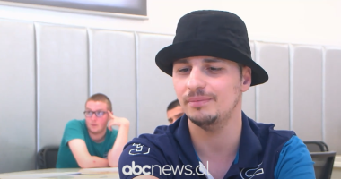 Forca e jetës në sytë e Ervinit/ 29-vjeçari që s’ka qenë asnjëherë në shkollë, por ëndërron të bëhet poet