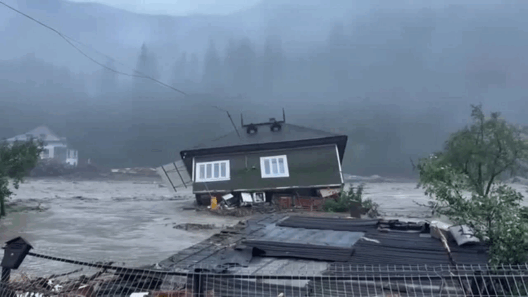 Europa, mes zjarreve dhe përmbytjeve/ Rumani, tre viktima dhe dhjetëra të zhdukur