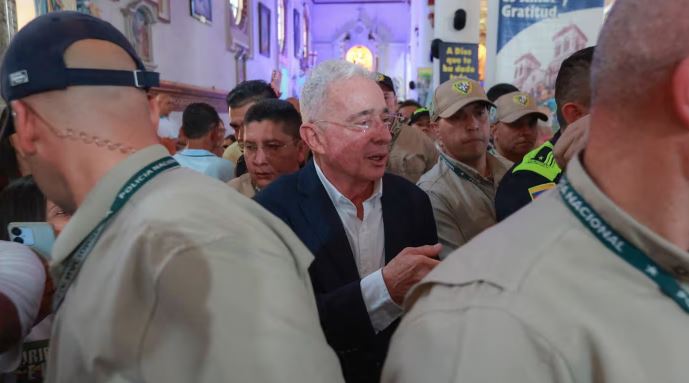 Ish-presidenti i Kolumbisë, Álvaro Uribe, shpallet fajtor për ryshfet dhe manipulim