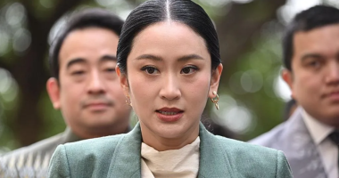 Një telefonatë që i hoqi postin, pezullohet nga detyra kryeministrja e Tajlandës