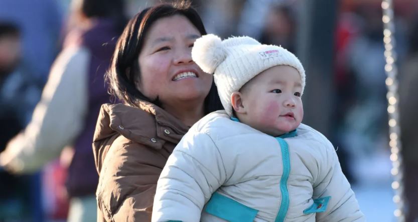 Kina u ofron prindërve 1,500 dollarë për të nxitur lindjet