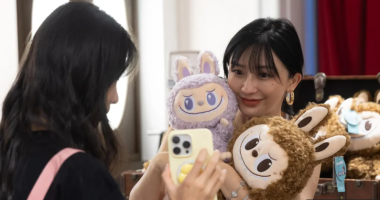 Njerëzit e “marrosur” pas kukullave Labubu/ Kompania kineze kap shifrën rekord të fitimeve