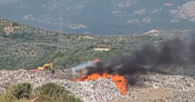 VIDEO/ Zjarri në landfillin e Elbasanit, nis ndërhyrja nga ajri për shuarjen e flakëve