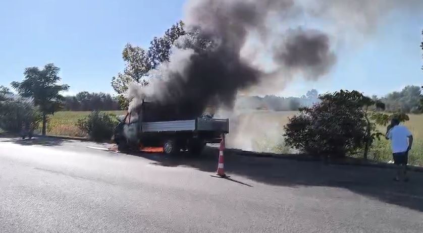 VIDEO/ Përfshihet nga flaket një automjet në lëvizje në aksin Vlorë-Fier