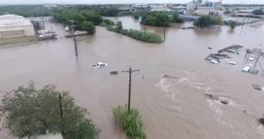 Përmbytjet në Teksas/ Ulet niveli i ujit, vazhdojnë kërkimet për të zhdukurit