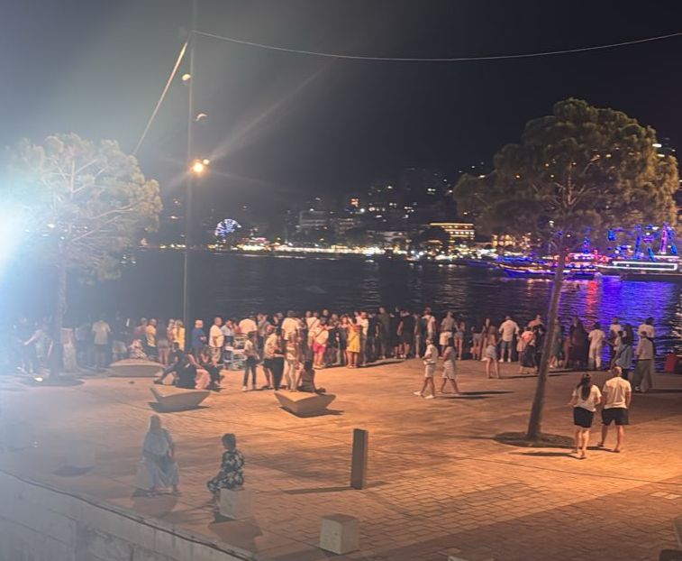 Sarandë  Policia ndalon  Porsche Panamera   një prej pasagjerëve hidhet në det për t u larguar  por 