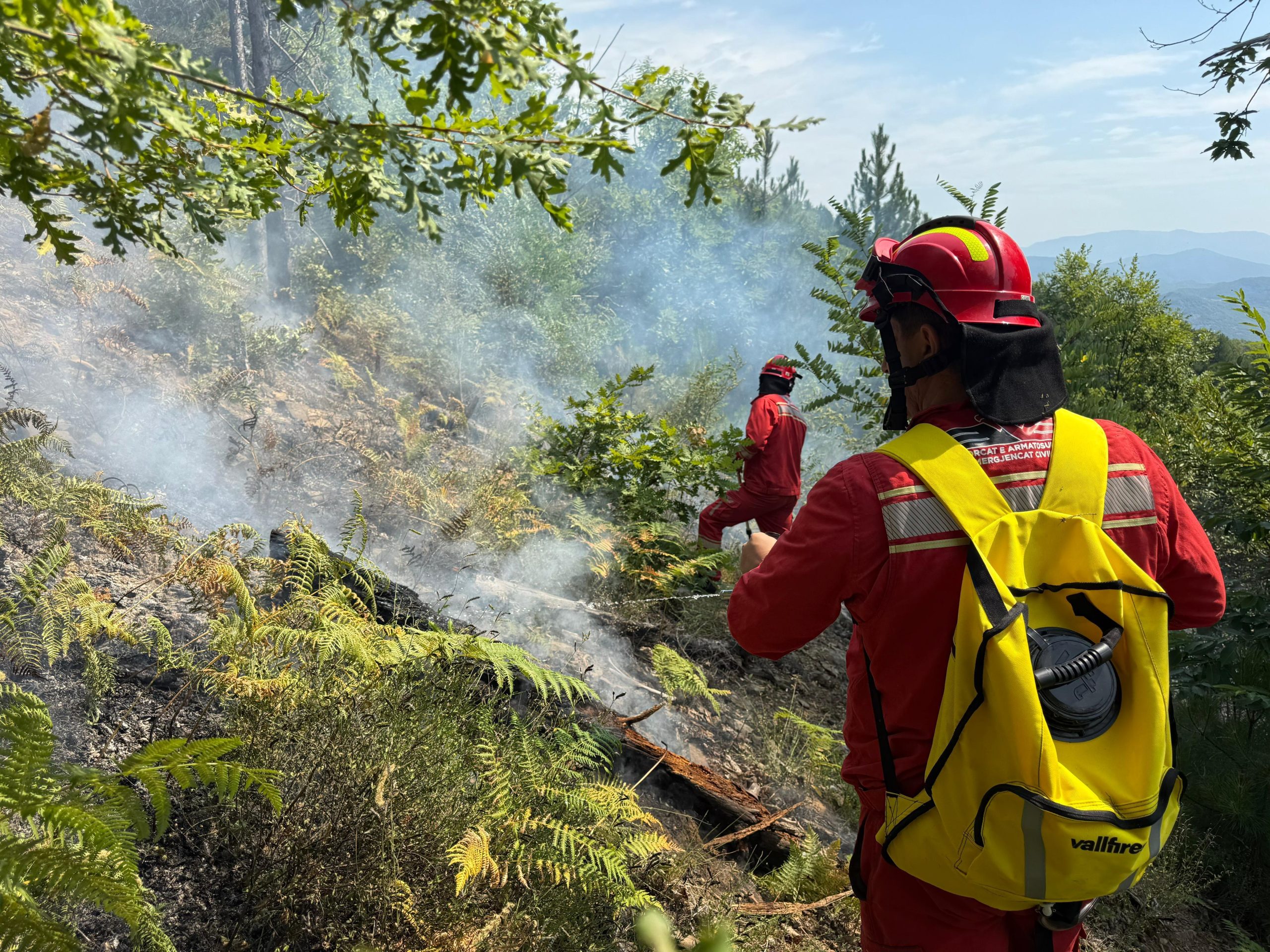 Zjarret në vend/ Ministria e Mbrojtjes: Nëntë vatra janë ende aktive, rrezik i lartë në disa qarqe