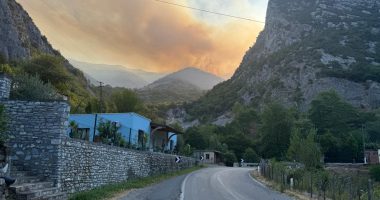 Zjarri në Shkopet përfshin sipërfaqe të mëdha, pritet ndërhyrja me helikopter