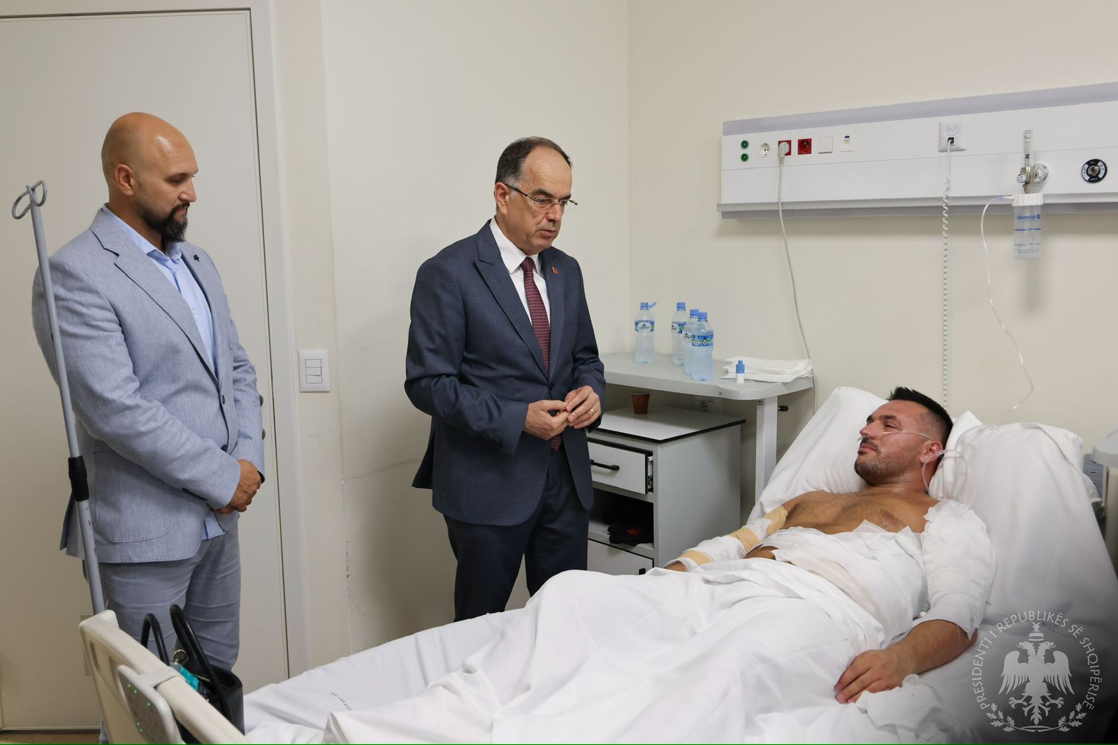 Akti heroik i komisarit/ Presidenti Begaj viziton në spital Trocin: Shembull frymëzues