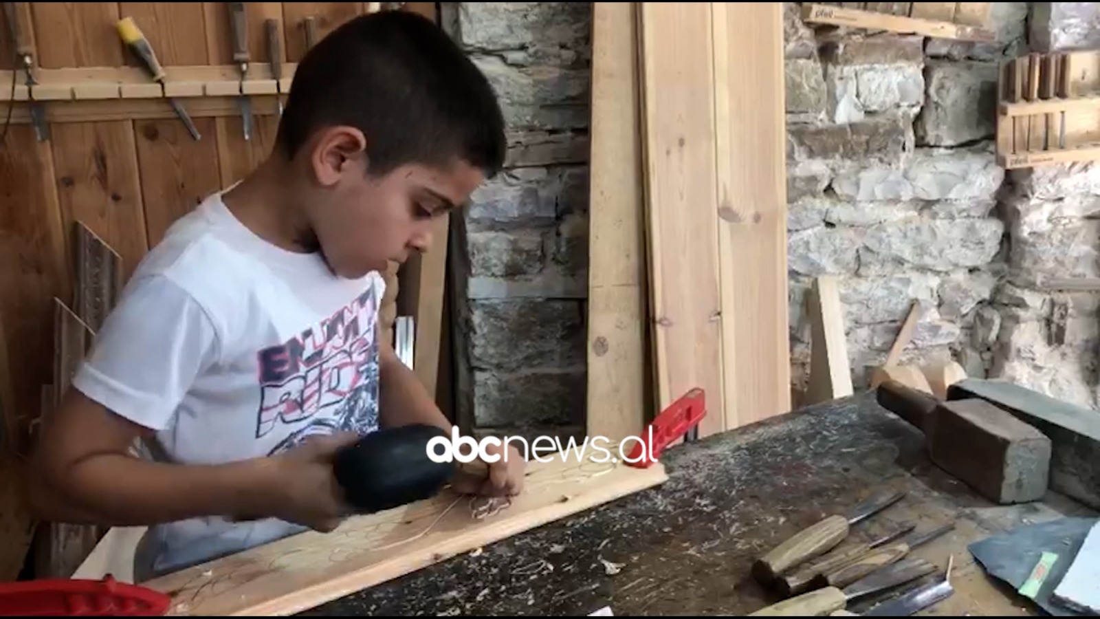 8-vjeçari që skalit trashëgiminë/ Historia e Vivaldo Nurçes që po ecën në gjurmët e babait