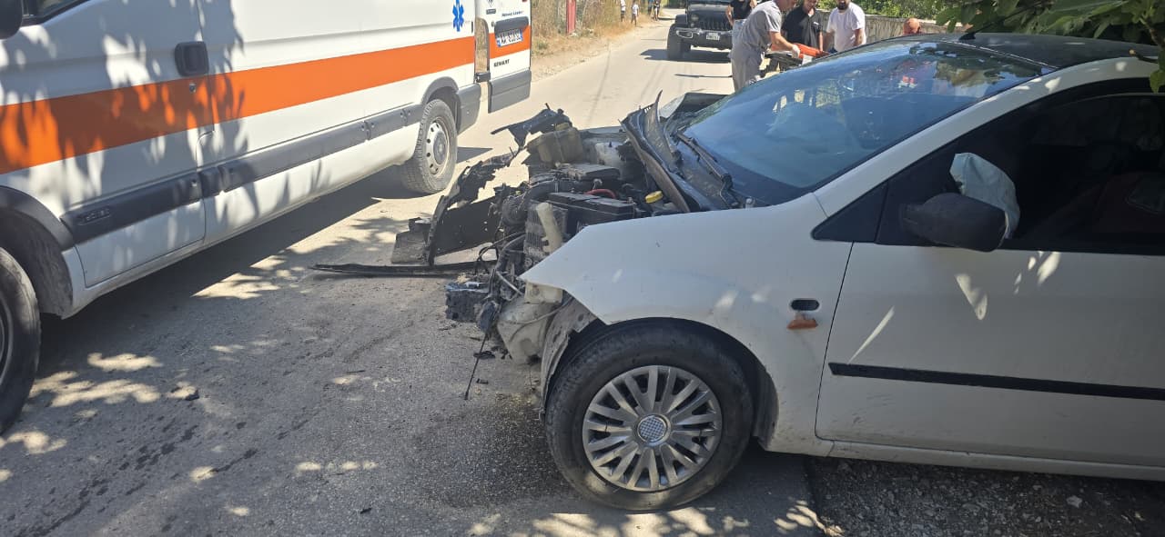 Aksident në Fier/ Makina përplaset me murin, dy të lënduar