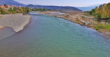 Tragjedi në Elbasan, mbyten dy vëllezër/ Të miturit 7 dhe 9 vjeç u futën për t’u larë në lumin Shkumbin