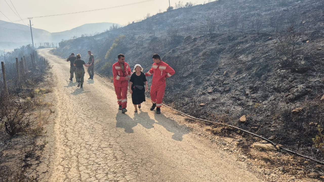 Evakuohen tre fshatra në Delvinë/ Kritike situata nga zjarri, digjen disa banesa