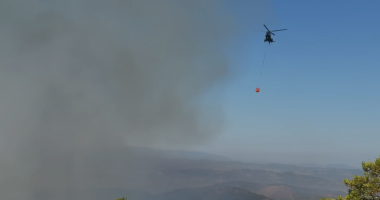 Zjarri në Drenovë/ Në vendngjarje 40 forca ushtarake, në ndihmë edhe helikopteri Cougar