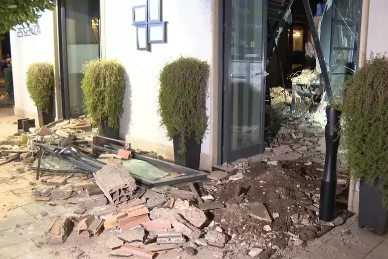 Itali/ Shembet çatia e një restoranti, një viktimë dhe disa të plagosur