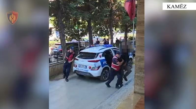 EMRAT/ Përndiqnin ish-të dashurat, dy të arrestuar në Tiranë, një prej tyre kanos edhe familjarët, i lë fishekë në banesë