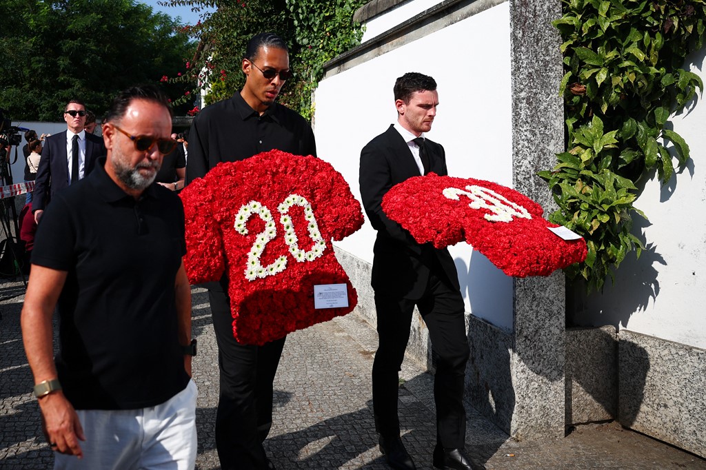  FOTOLAJM  Shuhet Diogo Jota  Mbahet ceremonia e lamtumirës në Portugali  të pranishëm futbollistë të Liverpool