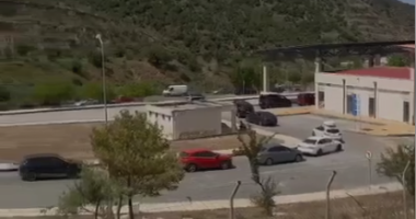 VIDEO/ Fluksi i sezonit turistik, radhë në pikën kufitare të Qafë-Botës