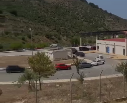 VIDEO/ Fluksi i sezonit turistik, radhë në pikën kufitare të Qafë-Botës