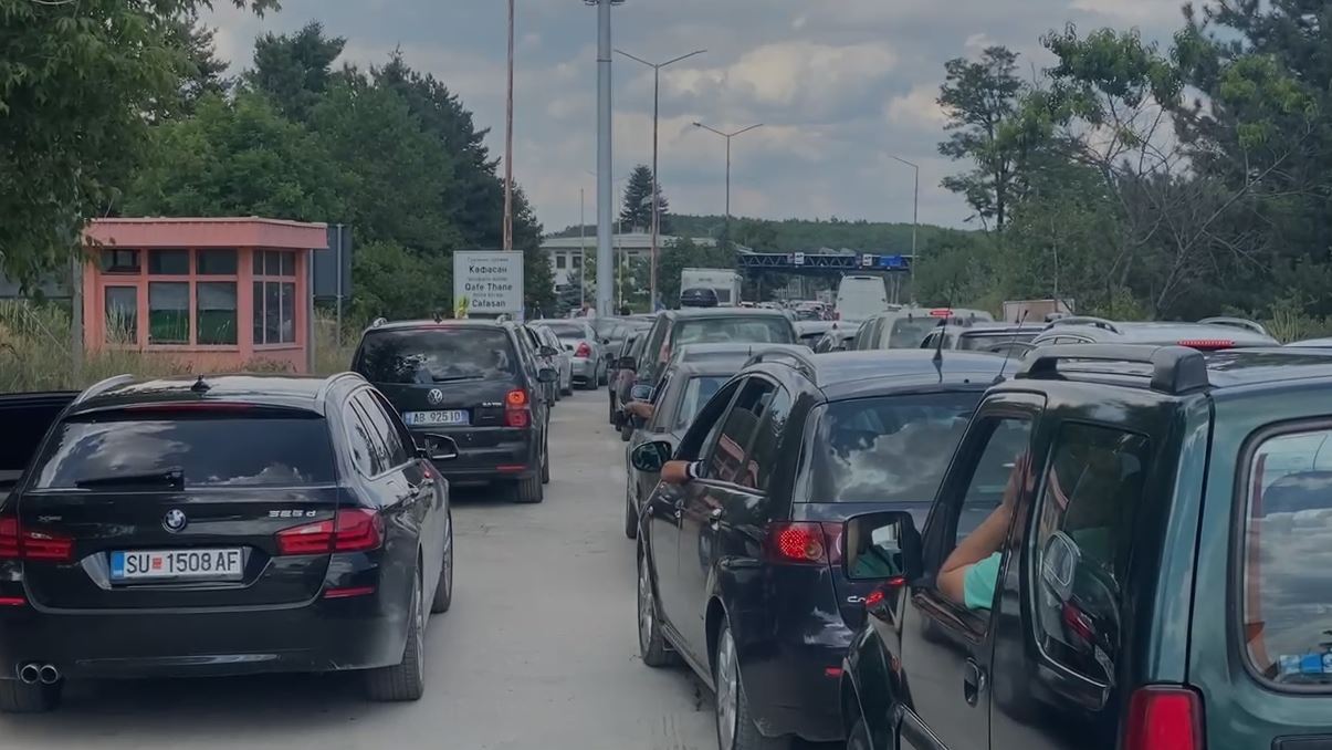 Radhë mjetesh në Qafë Thanë/ Fluks i madh nga Maqedonia e Veriut, ndërprerje në sistemin TIMS