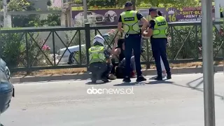 VIDEO/ Aksident në Transballkaniken e Vlorës, makina përplas këmbësoren, më pas goditet nga tjetër mjet