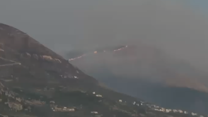 Zjarri përfshin edhe zonën e Lukovës/ Digjen sipërfaqe me pyje dhe ullishte