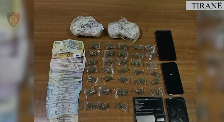 U kap duke shpërndarë kanabis, arrestohet 21-vjeçari në Tiranë