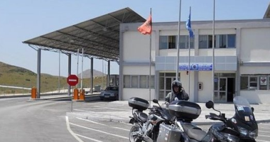 Hapja e kalimit në Qafë Botë/ U arrestuan 13 doganierë grekë, operacioni nga autoritetet e vendit fqinj