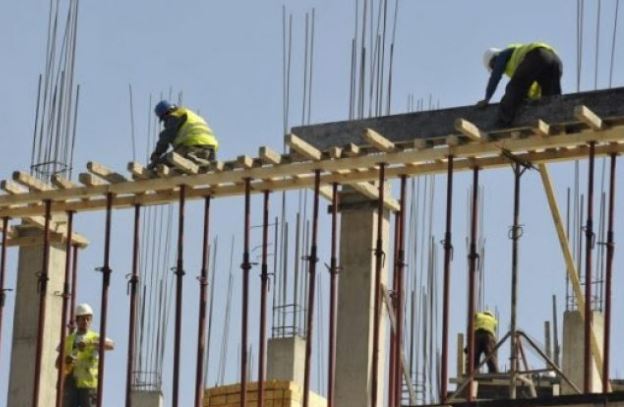 Rrëzohet nga skela, lëndohet rëndë punëtori në Shëngjin