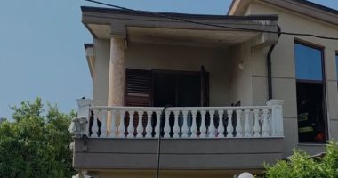 Përfshihet nga flakët banesa në Fier, shkak dyshohet një shkëndijë elektrike
