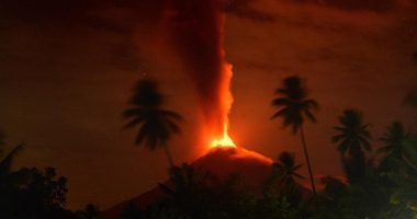 Hiri ‘ngjitet në qiell’/ Shpërthen sërish vullkani në malin Dukono të Indonezisë