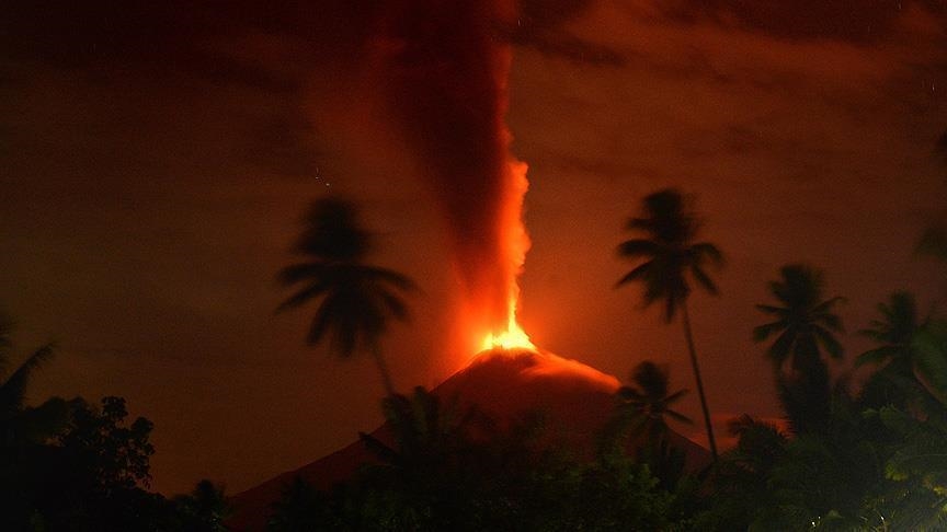 Hiri ‘ngjitet në qiell’/ Shpërthen sërish vullkani në malin Dukono të Indonezisë