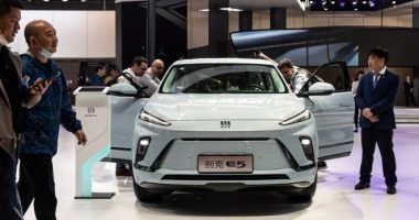 Shitjet e makinave elektrike rriten në nivel global, dominon Kina