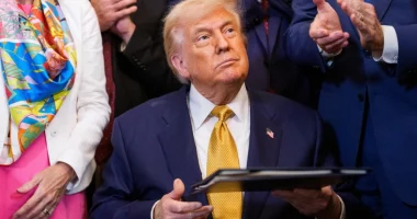 Trump nënshkruan ligjin për kriptomonedhat, premton marrëveshje të reja tregtare